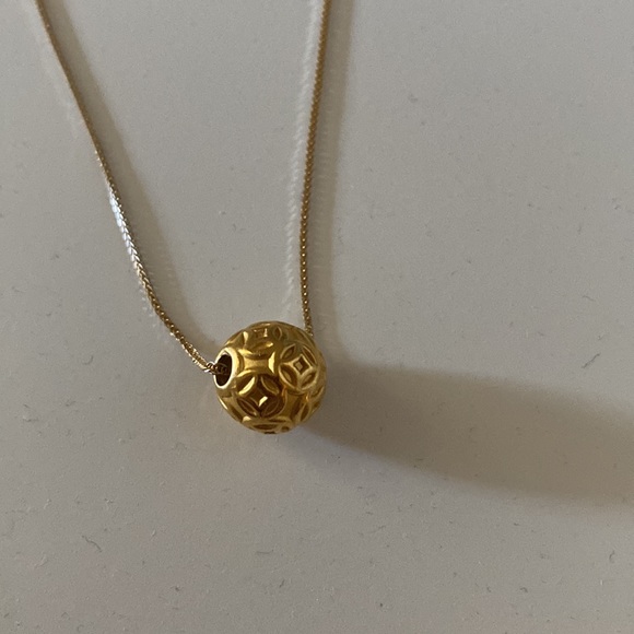 Elegant Gold Necklace with Intricate Pendant - Picture 2 of 3